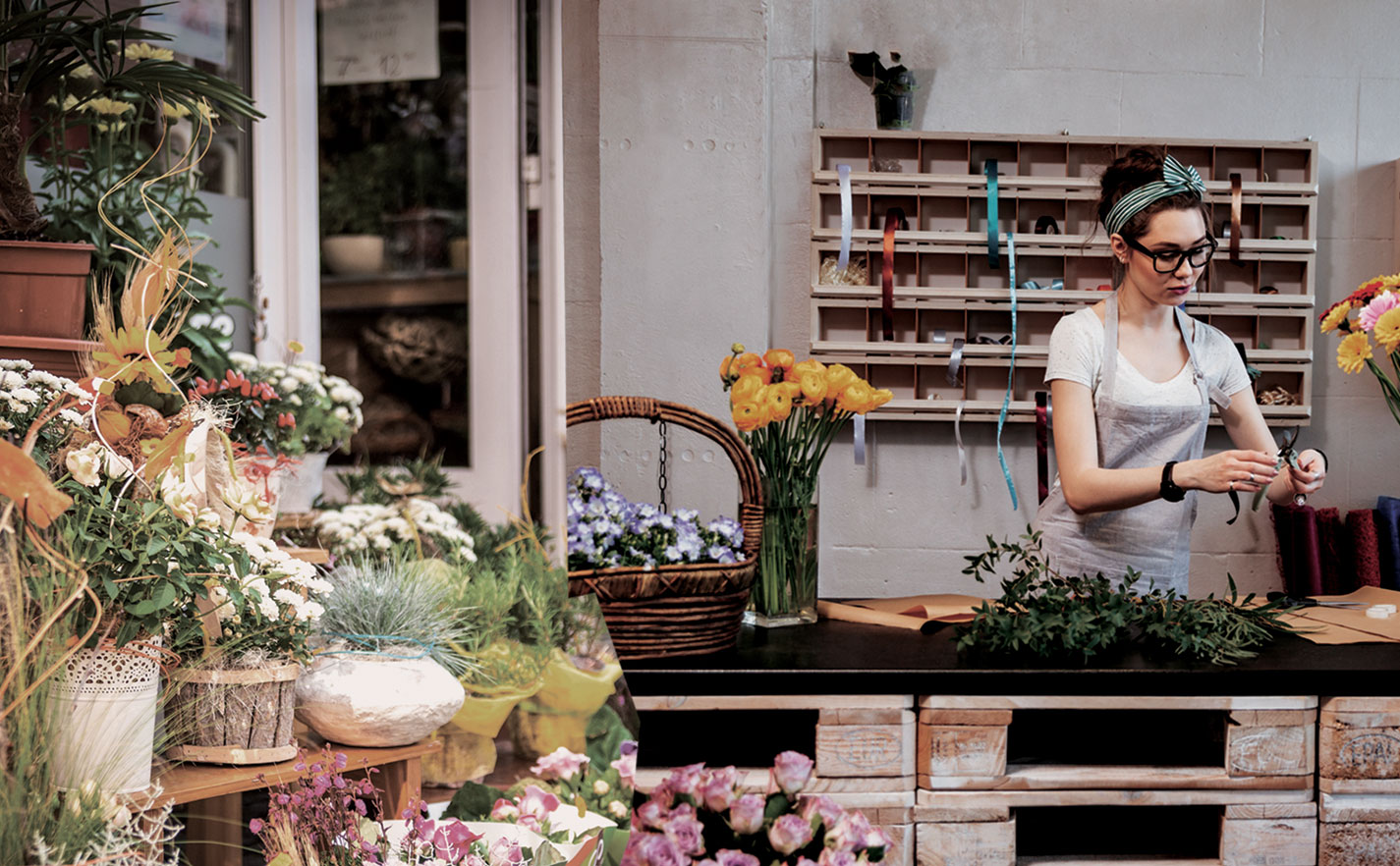 Merchants like flowershops use the eDynamo mobile card reader for MSR and EMV transactions